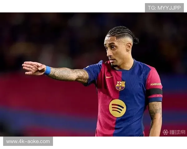 巴萨伤员拉菲尼亚、费尔明等现身替补席为球队助威 巴萨伤员拉菲尼亚、费尔明等现身替补席为球队助威