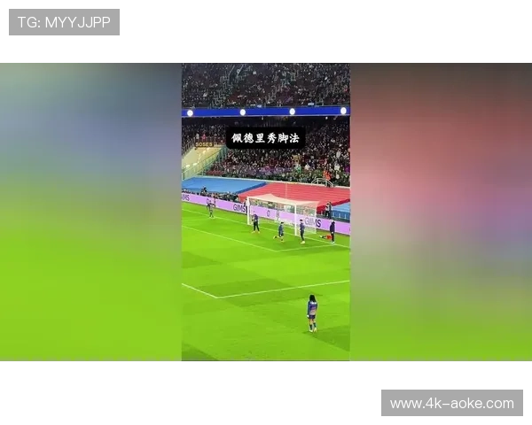 巴尔科拉赛前热身秀脚法,不落地传球引欢呼 巴尔科拉赛前热身秀脚法,不落地传球引欢呼